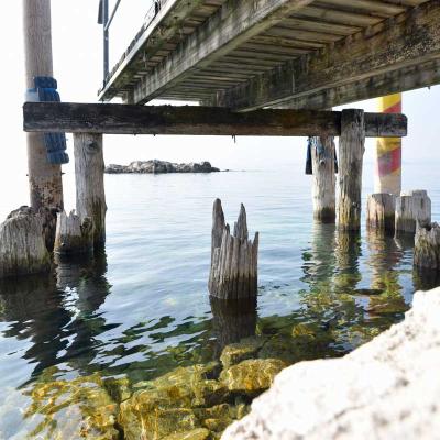 Unter dem Steg am Gardasee (Italien)