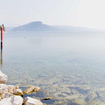 Gardasee mit Morgennebel und Schiffssteg