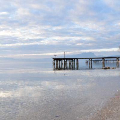 Gardasee im Frühling mit Schiffssteg